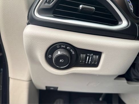 Used 2019 Chrysler Pacifica Touring-L FWD image 21