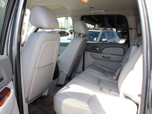 Used 2011 GMC Yukon XL SLT w/ SLT-2 Equipment Package AWD/4WD image 13