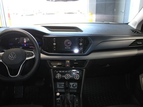 Used 2024 Volkswagen Taos SE w/ Panoramic Sunroof Package AWD/4WD image 15