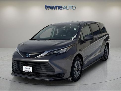 Used 2021 Toyota Sienna LE image 1