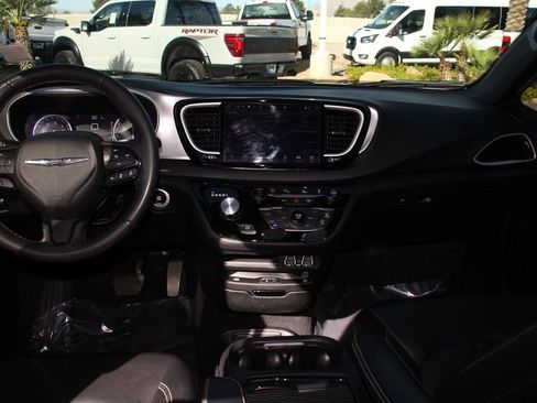 Used 2023 Chrysler Pacifica Touring-L w/ Uconnect Theater Family Group FWD image 19