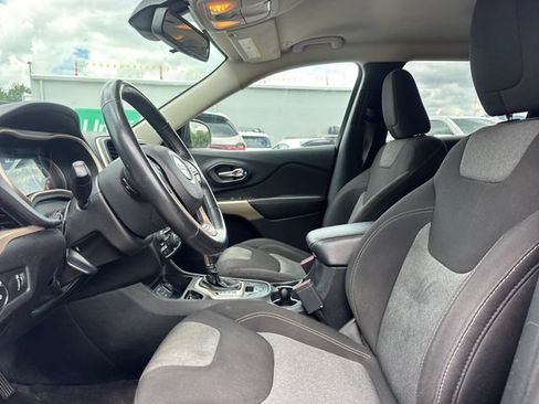 Used 2018 Jeep Cherokee Latitude w/ Cold Weather Group FWD image 13
