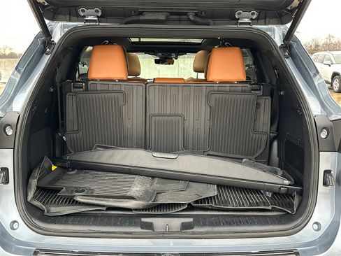 Used 2023 Toyota Highlander Platinum image 6