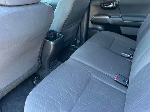 Used 2018 Toyota Tacoma TRD Off-Road AWD/4WD image 4