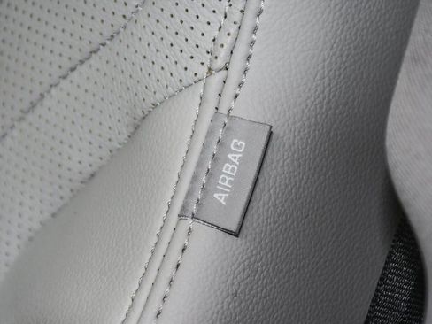 Used 2025 Land Rover Discovery S image 52