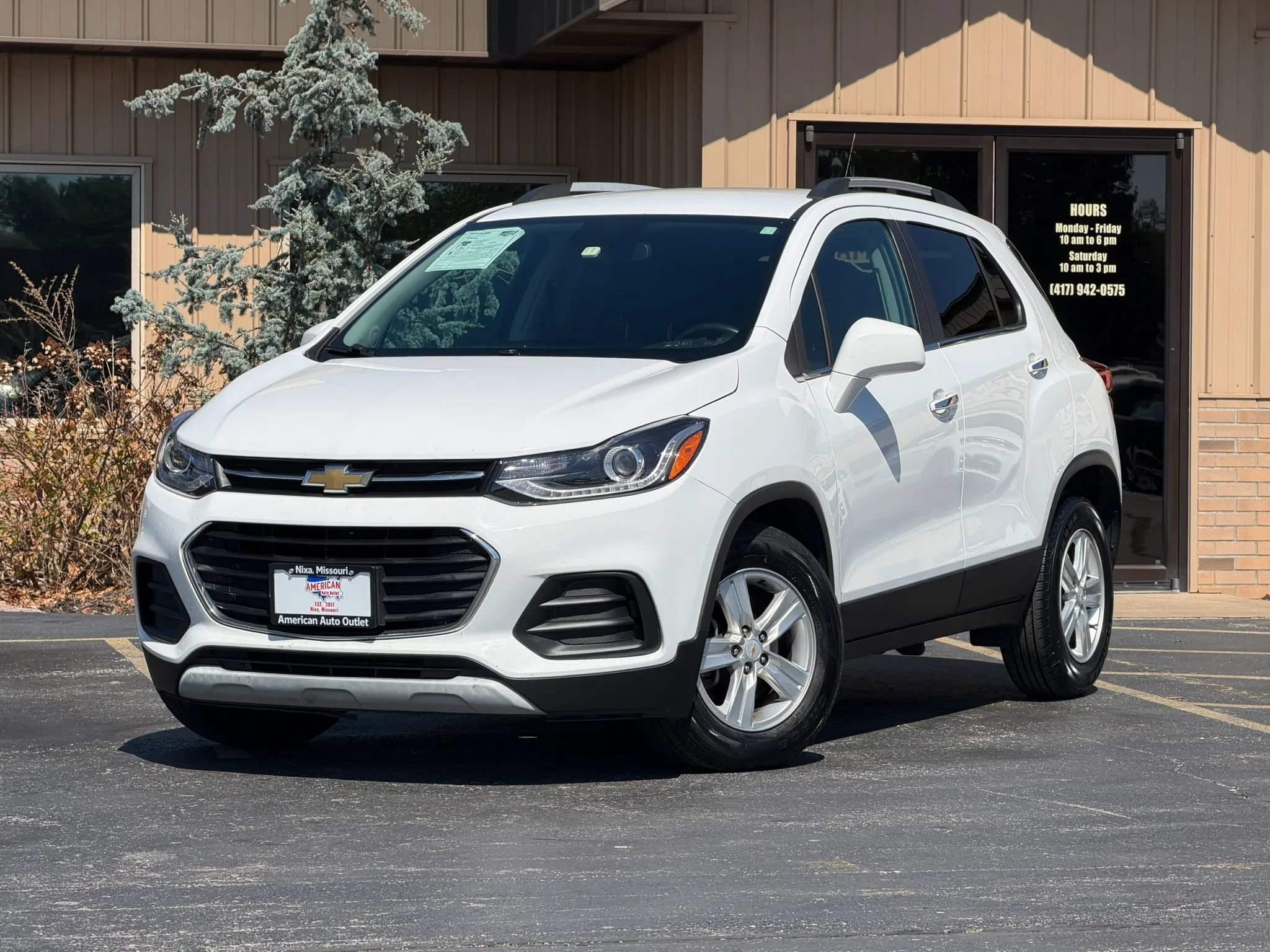 Used 2017 Chevrolet Trax LT w/ LT Convenience Package FWD image 3