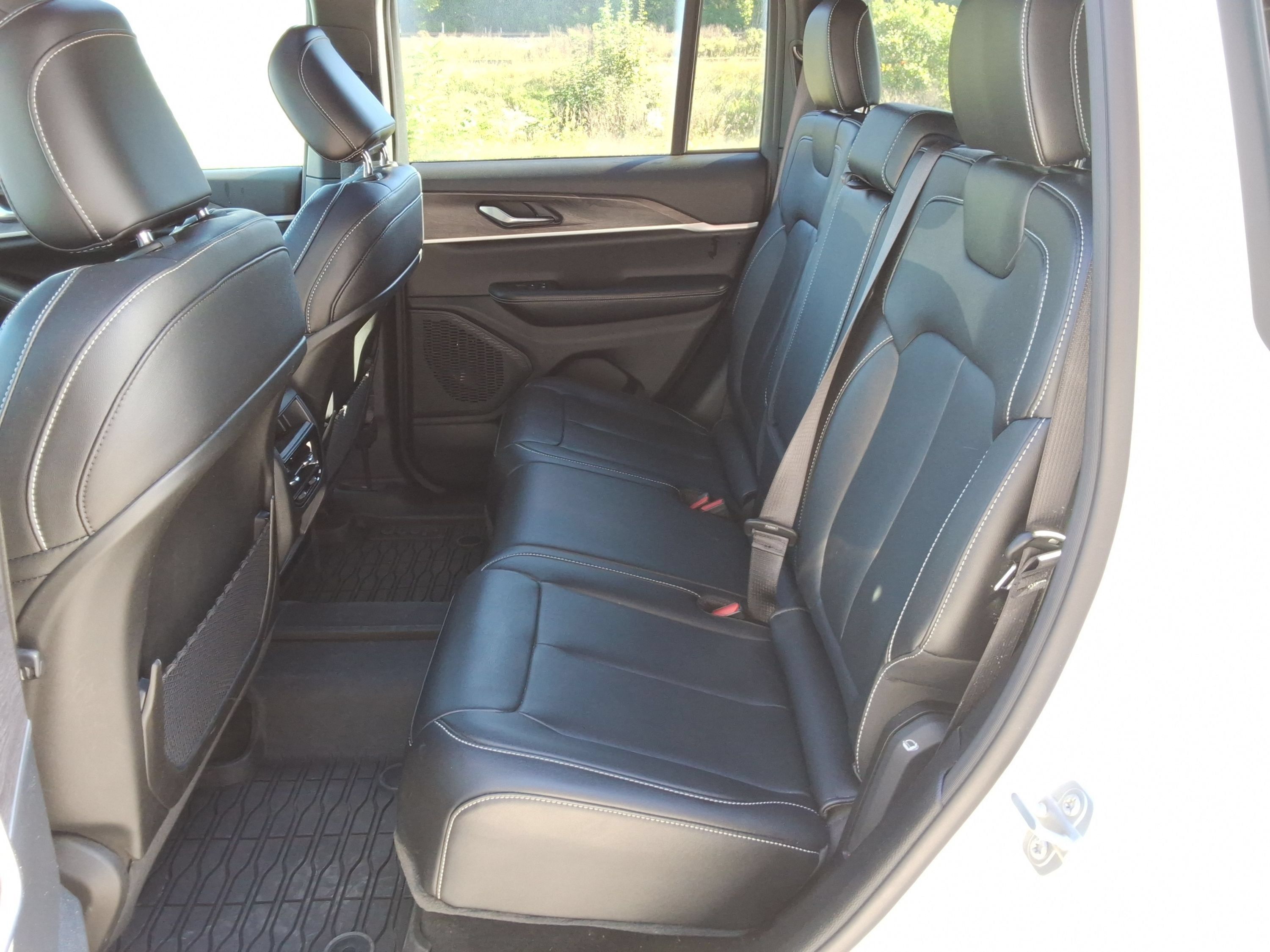 Used 2024 Jeep Grand Cherokee Limited AWD/4WD image 32
