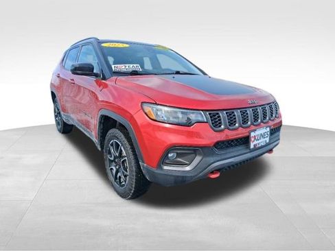 Used 2025 Jeep Compass Trailhawk image 3