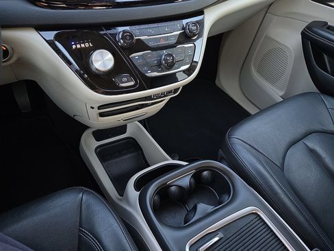 Used 2022 Chrysler Pacifica Touring-L FWD image 25