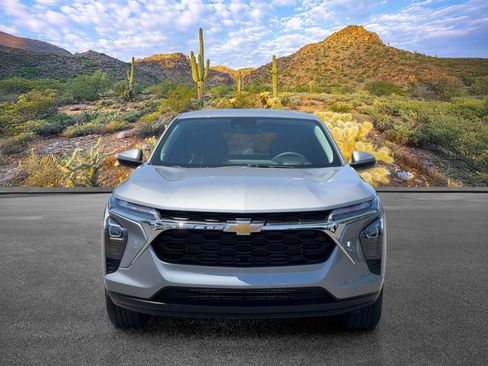 Used 2025 Chevrolet Trax LS w/ LS Convenience Package FWD image 5