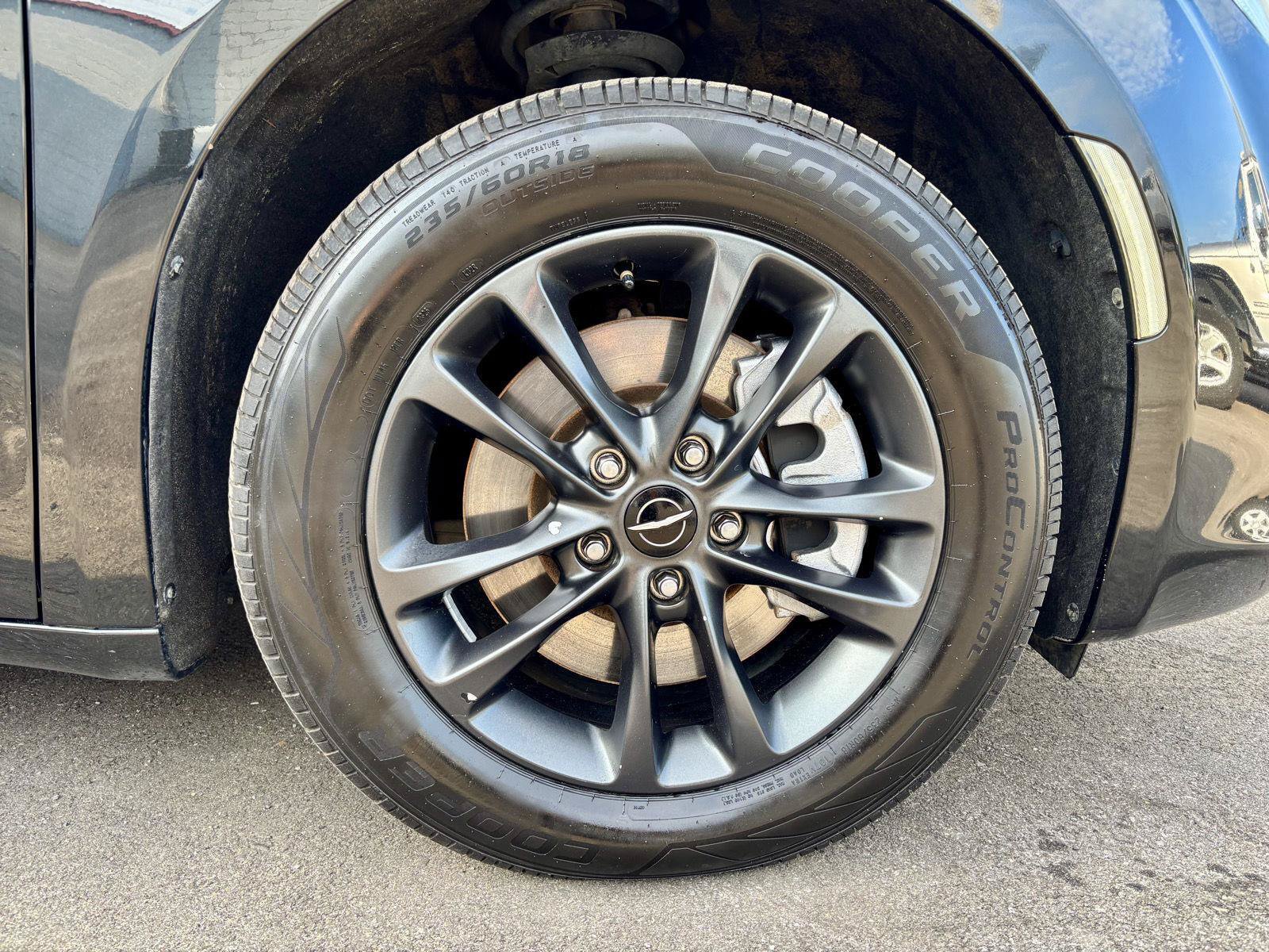 Used 2020 Chrysler Pacifica Touring-L AWD/4WD image 35