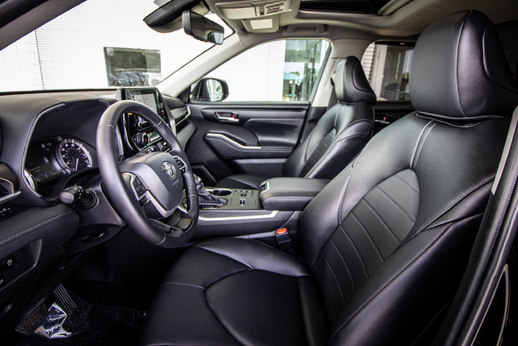 Used 2024 Toyota Highlander XLE FWD image 25