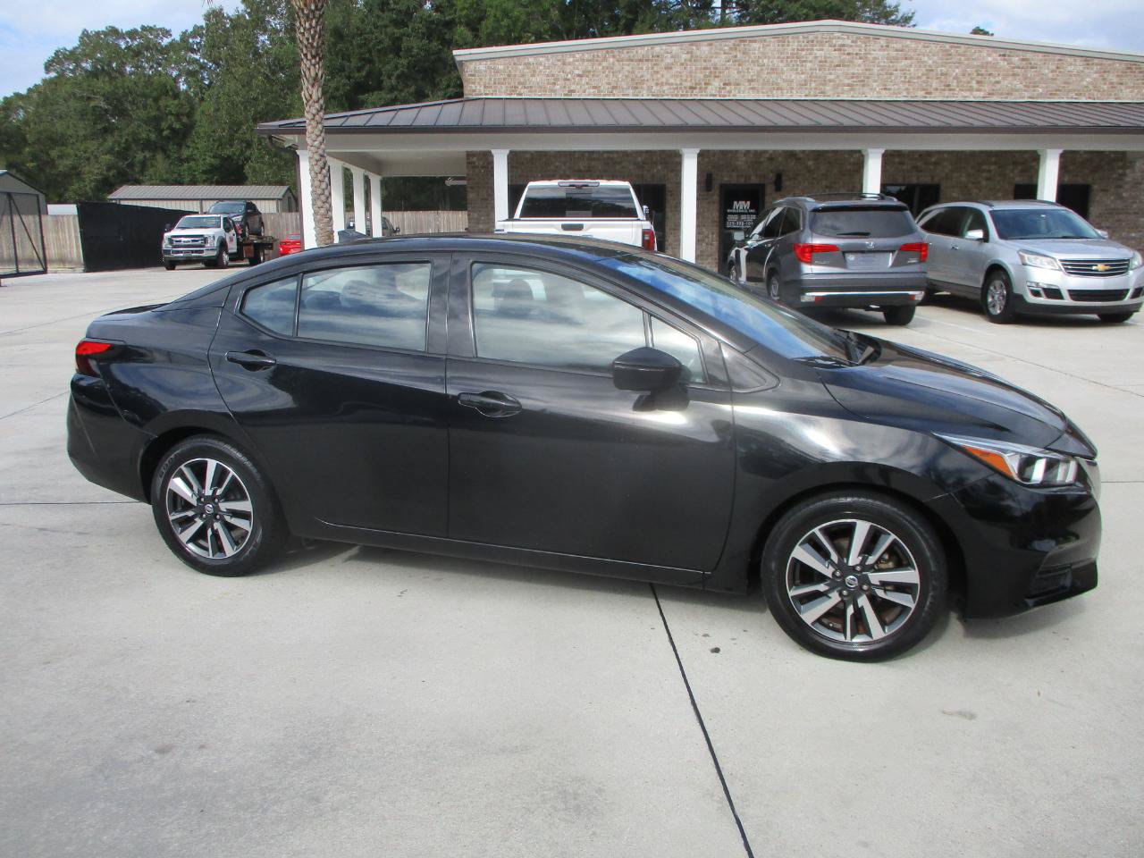 Used 2021 Nissan Versa SV FWD image 2