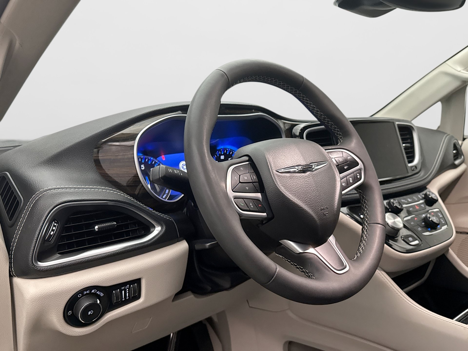 Used 2022 Chrysler Pacifica Limited AWD/4WD image 7