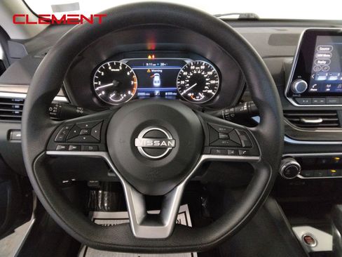 Used 2025 Nissan Altima 2.5 SV image 10