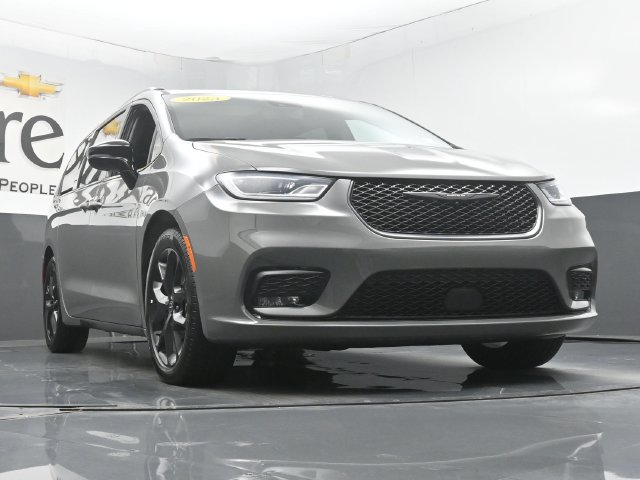 Used 2025 Chrysler Pacifica Limited FWD image 3