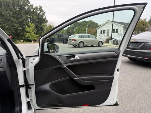 Used 2019 Volkswagen Golf SE image 19