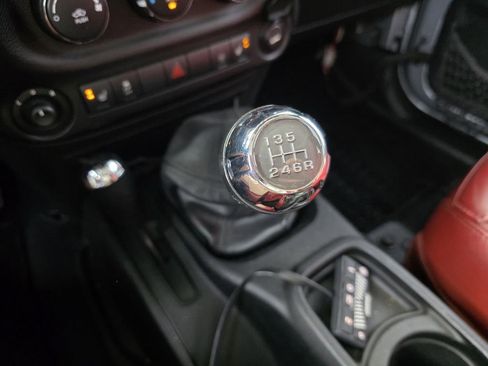 Used 2013 Jeep Wrangler Unlimited Rubicon image 31