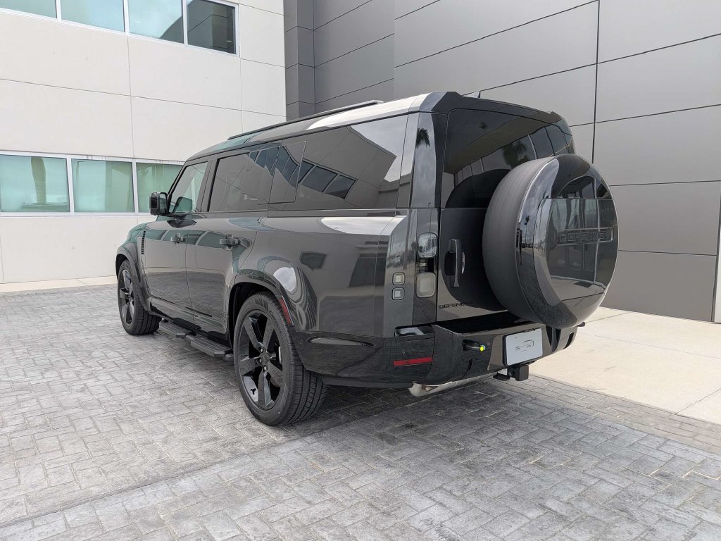 New 2026 Land Rover Defender 130 X-Dynamic SE AWD/4WD image 3
