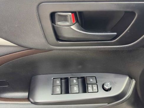 Used 2015 Toyota Highlander LE FWD image 24