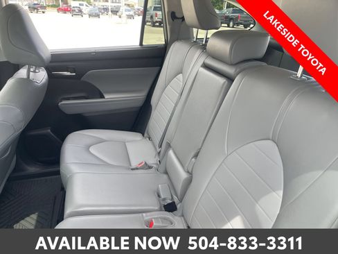 Used 2022 Toyota Highlander XLE FWD image 22