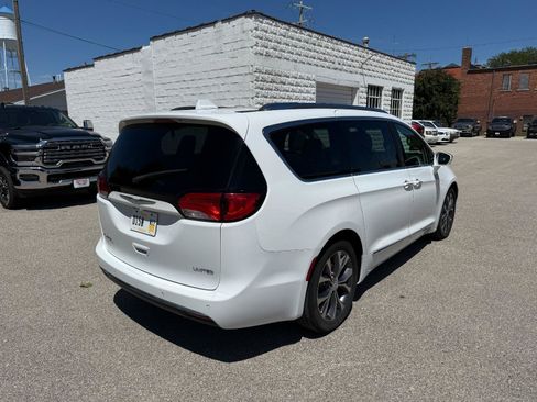 Used 2017 Chrysler Pacifica Limited FWD image 5