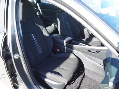 Used 2025 Hyundai Elantra SEL image 23