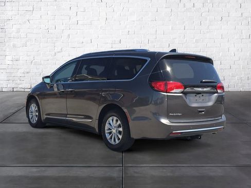 Used 2019 Chrysler Pacifica Touring-L image 5