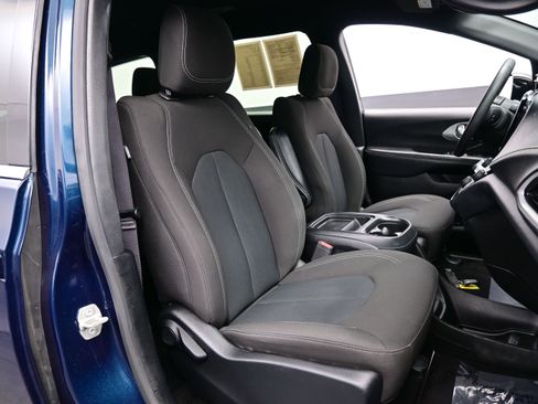 Used 2024 Chrysler Pacifica Touring FWD image 17