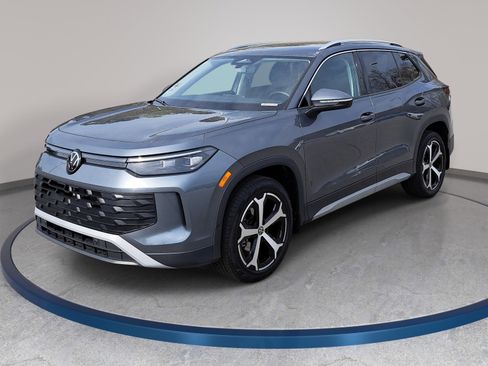 Used 2025 Volkswagen Tiguan SE image 1