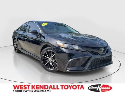 Used 2022 Toyota Camry SE FWD image 1