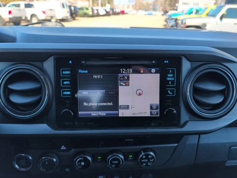 Used 2018 Toyota Tacoma TRD Off-Road w/ Technology Package AWD/4WD image 22