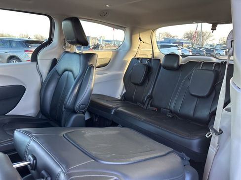Used 2023 Chrysler Pacifica Touring-L image 27