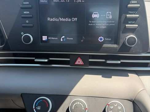 Used 2023 Hyundai Elantra SE FWD image 16