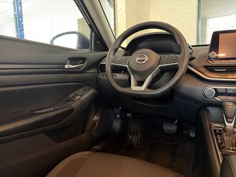 Used 2025 Nissan Altima 2.5 SV FWD image 24