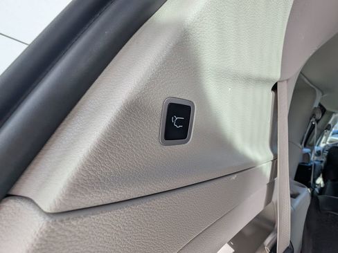 Used 2024 Chrysler Pacifica Touring-L image 41