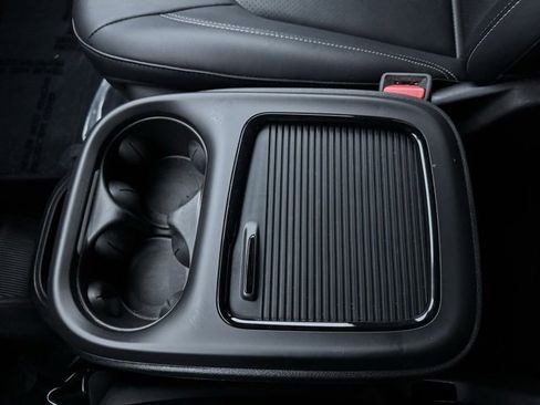 Used 2024 Chrysler Pacifica Select image 21