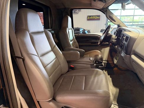 Used 2005 Ford Excursion XLS RWD image 16