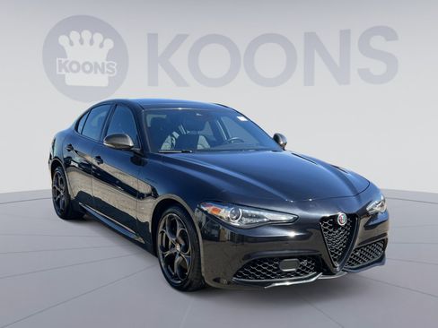 Used 2023 Alfa Romeo Giulia Estrema AWD/4WD image 2