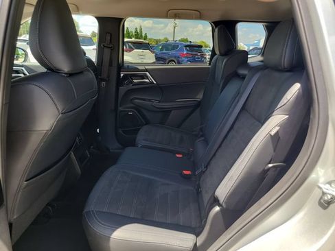 Used 2025 Mitsubishi Outlander SE FWD image 15