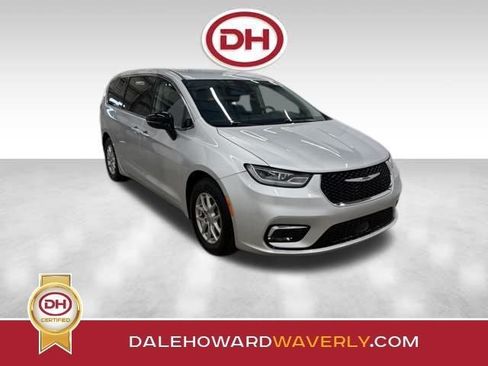 Used 2024 Chrysler Pacifica Touring-L FWD image 1