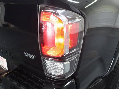 Used 2022 Toyota Tacoma Limited image 28