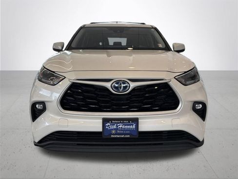 Used 2021 Toyota Highlander LE AWD/4WD image 3
