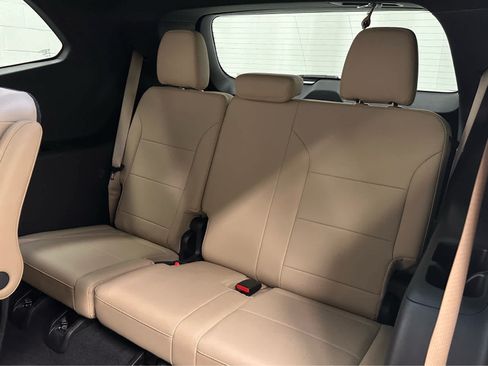 Used 2025 Buick Enclave Preferred AWD/4WD image 17