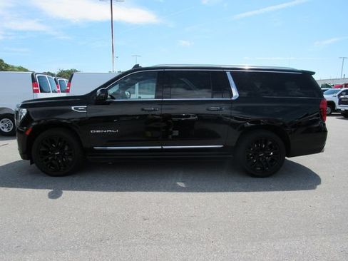 Used 2023 GMC Yukon XL Denali w/ Denali Reserve Package AWD/4WD image 3