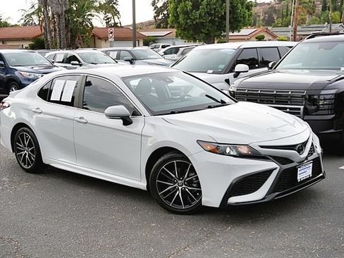 Used 2023 Toyota Camry SE FWD image 3