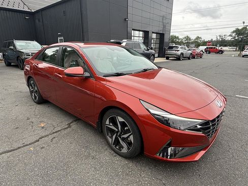 Used 2021 Hyundai Elantra Limited FWD image 2