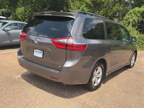 Used 2020 Toyota Sienna LE w/ LE Preferred Package FWD image 4