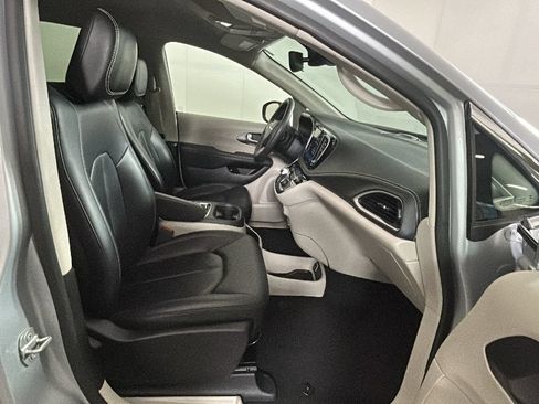 Used 2024 Chrysler Pacifica Limited FWD image 34