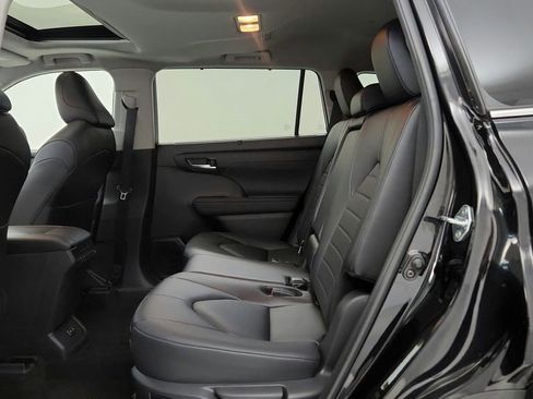 Certified 2024 Toyota Highlander XLE AWD/4WD image 31